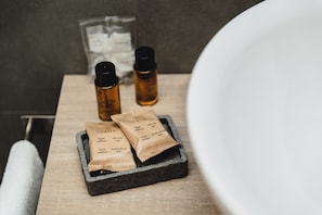 Dusche, kostenlose Toilettenartikel, Haartrockner, Bademäntel