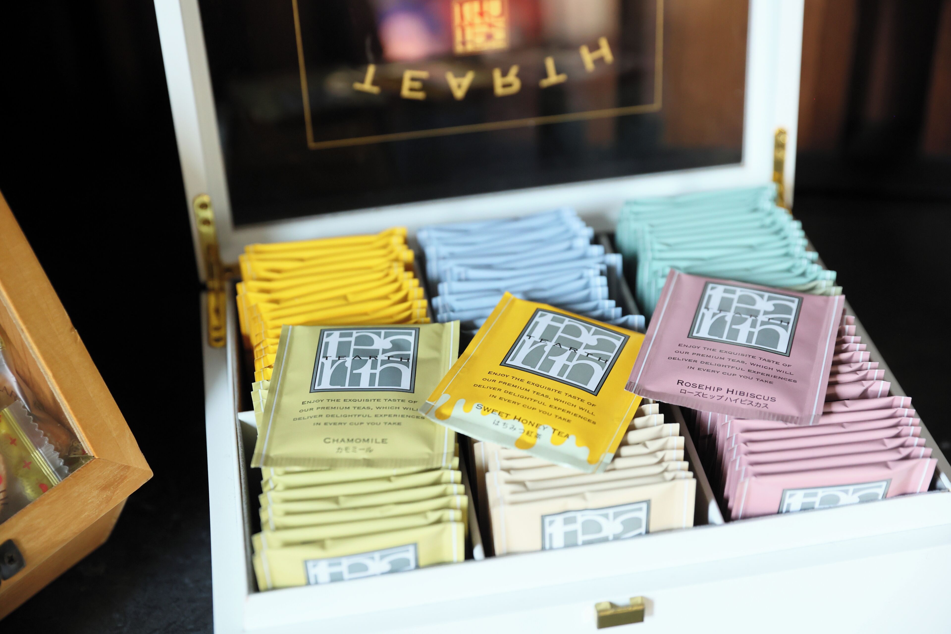 Une vitrine contenant différents paquets de thé.