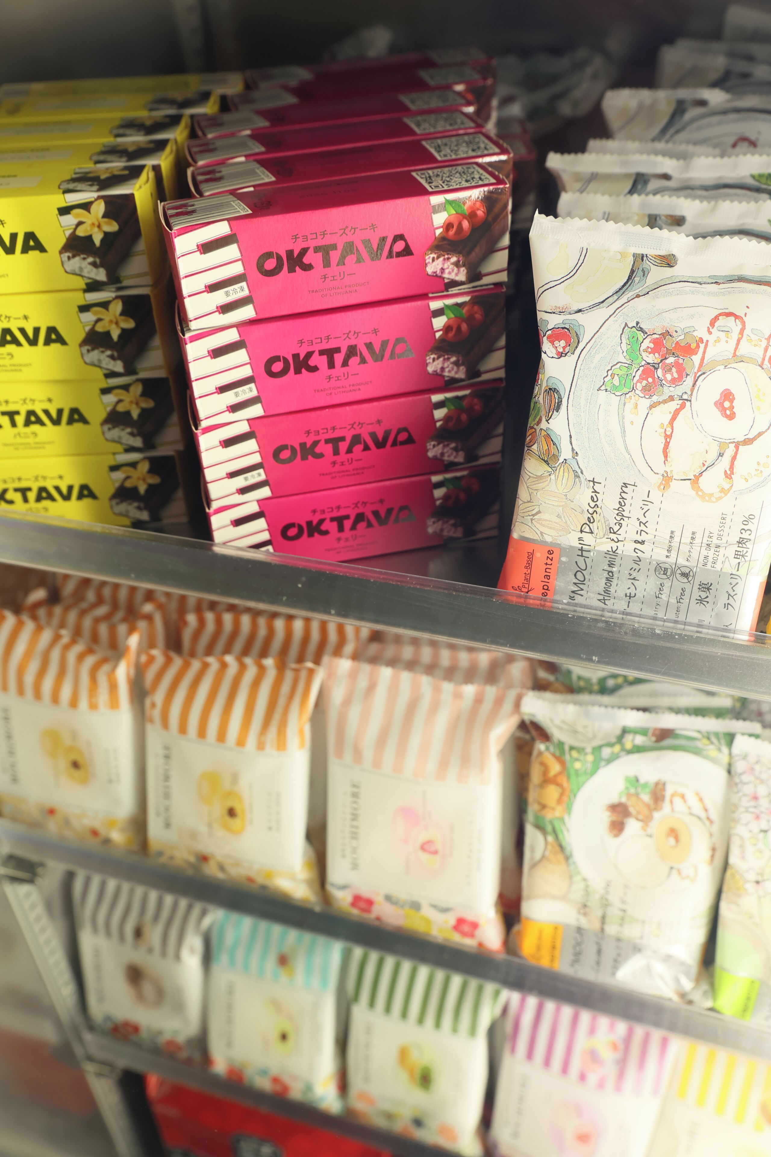 Una estantería con diversos productos alimenticios envasados, incluyendo cajas y bolsas con texto y diseños visibles.