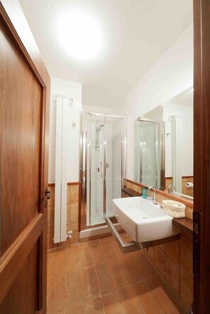 Double Room | Bathroom | Shower, free toiletries, hair dryer, bidet - La Perticara (Acquasparta)