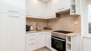 Apartment, 1 Schlafzimmer (27) | Eigene Küche | Wasserkocher mit Kaffee-/Teezubehör, großer Kühlschrank, Ofen