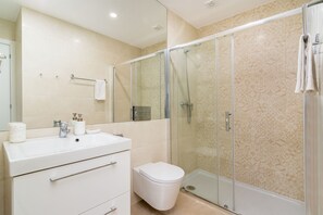 Appartement, 1 slaapkamer (27) | Badkamer | Een douche, gratis toiletartikelen, een haardroger, handdoeken