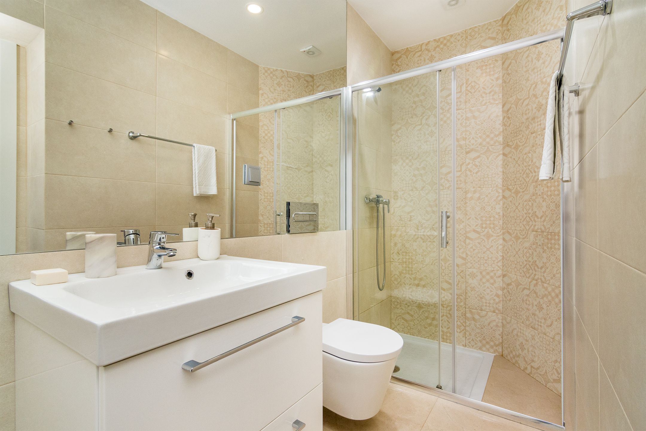 Apartment, 1 Bedroom (23) | Bathroom | Shower, free toiletries, hair dryer, towels