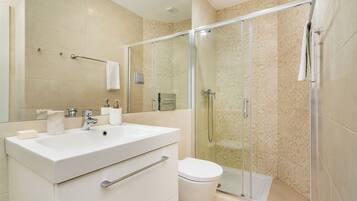 Apartment, 1 Bedroom (23) | Bathroom | Shower, free toiletries, hair dryer, towels