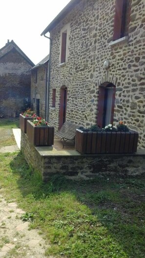 Exterior - Maison d'hôtes La Lavandière (La Chapelle-au-Riboul)