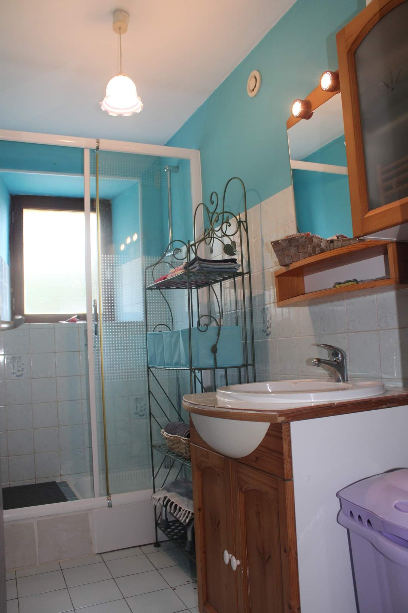 Regadera, amenidades de baño gratuitas, secadora de cabello, toallas 