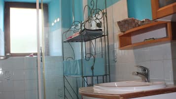 Dusche, kostenlose Toilettenartikel, Haartrockner, Handtücher