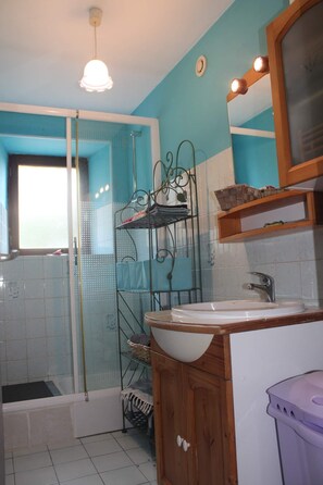 Een douche, gratis toiletartikelen, een haardroger, handdoeken