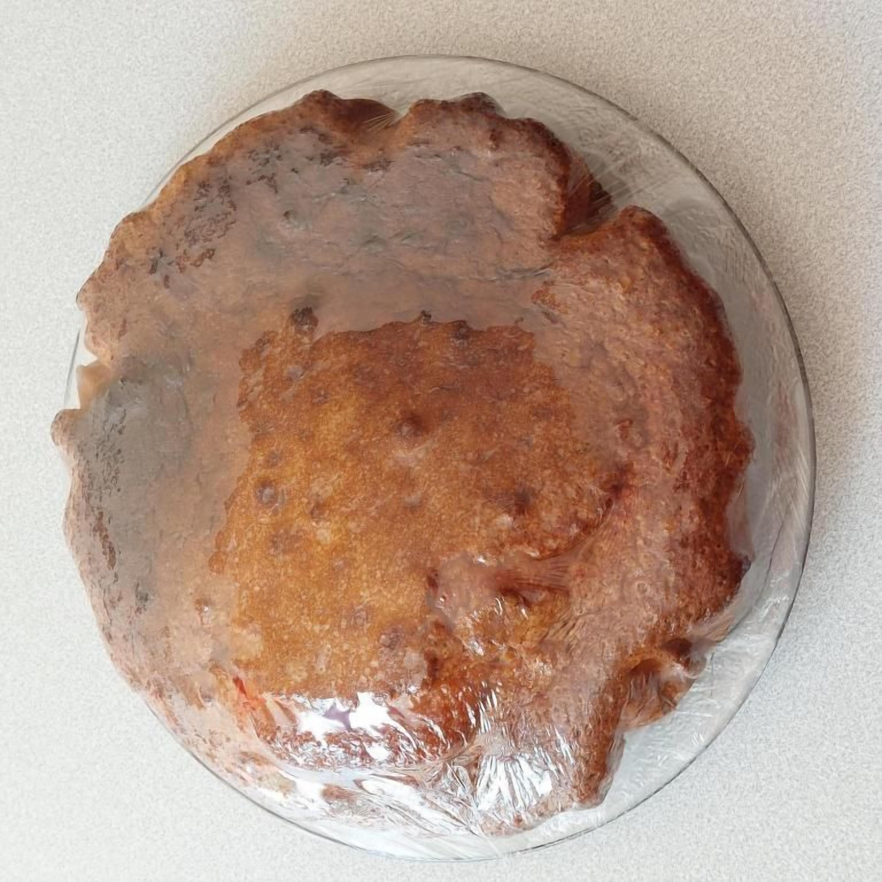 Pyöreä lasilevy, jonka päällä on ruoka-annos.