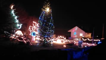 Vista frontal de la propiedad por la tarde o noche