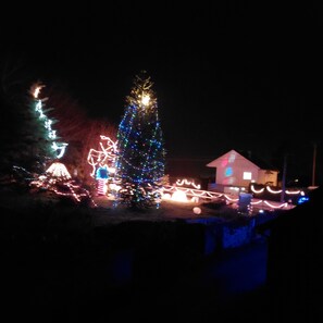 A house with a Christmas tree decorated with multicolored lights. - Maison d'hôtes La Lavandière (La Chapelle-au-Riboul)