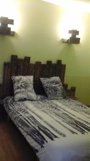 Deluxe Room (Nature) | Memory-foam beds, desk, blackout curtains, soundproofing - Maison d'hôtes La Lavandière (La Chapelle-au-Riboul)