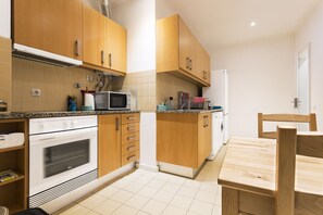 Apartament, 2 dormitoris | Cuina privada | Frigorífic, microones, forn i placa de cuina 