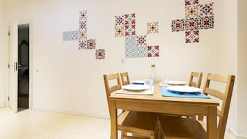 Apartamento, 2 quartos | Cozinha privada | Geladeira, micro-ondas, fogão, cooktop