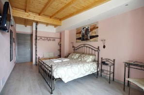 Habitación doble, balcón | Minibar (con algunos artículos gratuitos), escritorio, cunas gratuitas