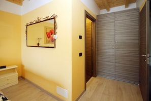 Habitación cuádruple, balcón | Minibar (con algunos artículos gratuitos), escritorio, cunas gratuitas