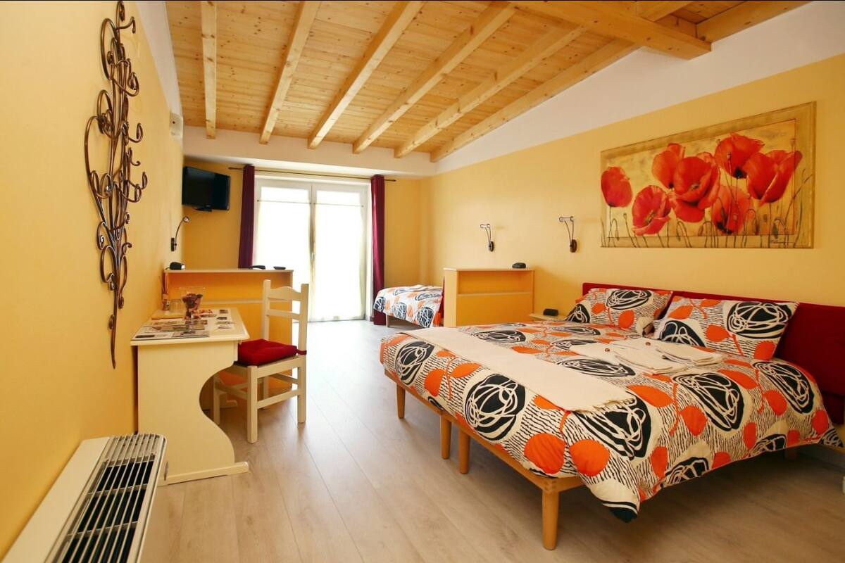 Habitación cuádruple, balcón | Minibar (con algunos artículos gratuitos), escritorio, cunas gratuitas