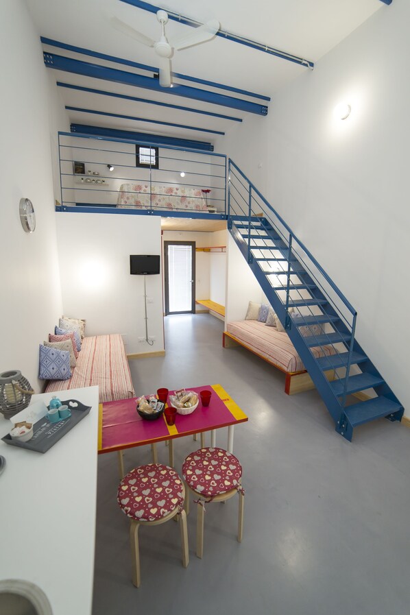 Family Quadruple Room | Minibar, individually decorated, individually furnished, desk - Guest House del Conte (Fondi)