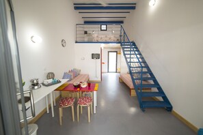 Family Quadruple Room | Living area - Guest House del Conte (Fondi)