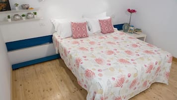 Minibar, individually decorated, individually furnished, desk