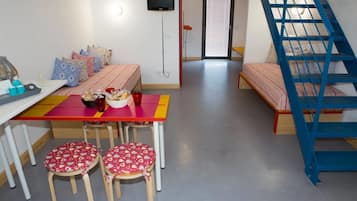 Neljän hengen perhehuone | Oleskelualue | Taulutelevisio