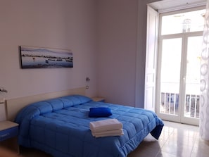 Standard-Doppel- oder -Zweibettzimmer, Balkon, Stadtblick | 1 Schlafzimmer, Schreibtisch, kostenloses WLAN, Bettwäsche