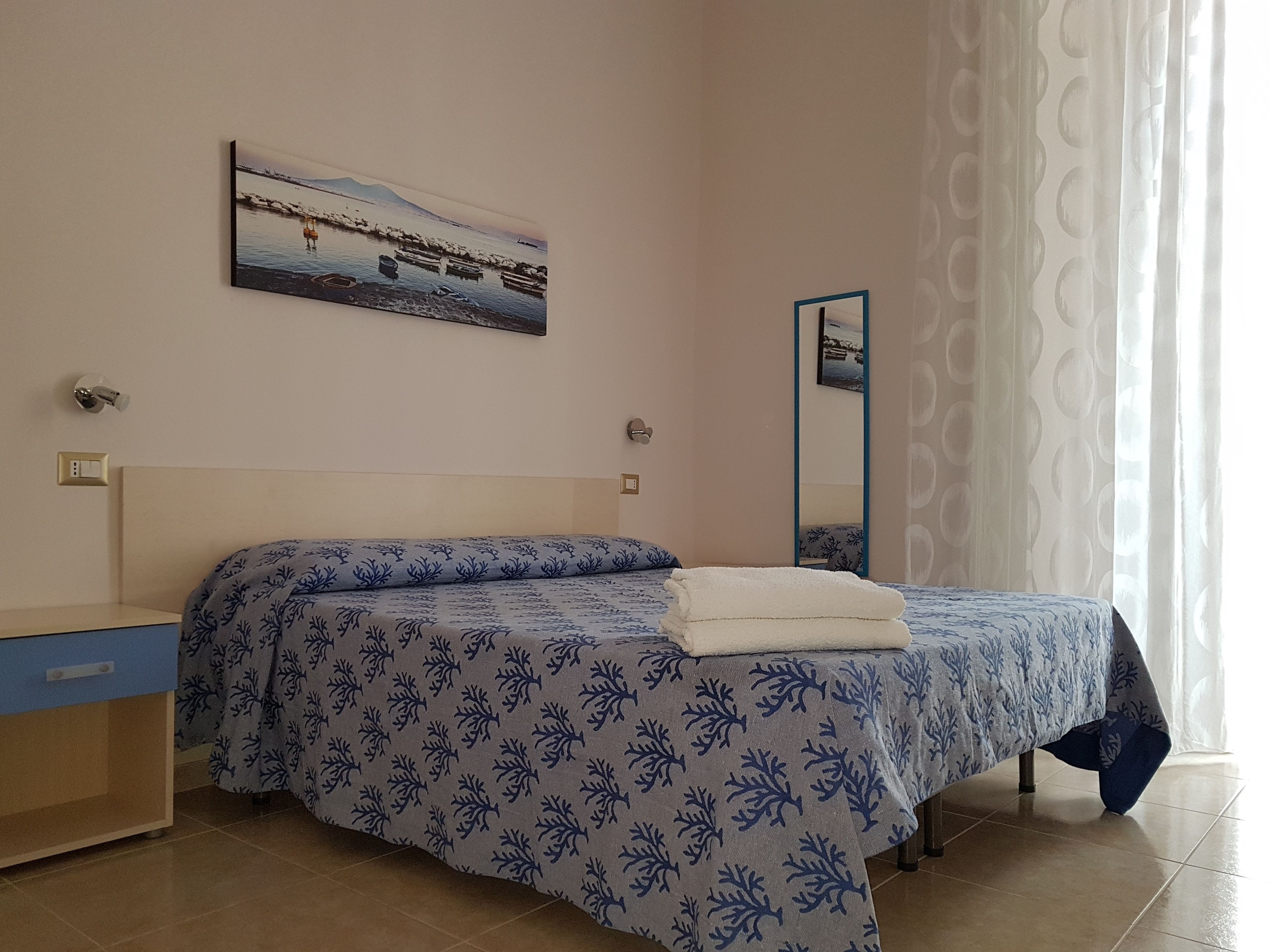 Standardværelse med dobbeltseng eller 2 enkeltsenge - balkon - byudsigt | 1 soveværelse, skrivebord, gratis Wi-Fi, sengetøj