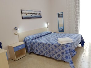 Habitació doble o amb dos llits individuals estàndard, balcó, vistes a la ciutat | 1 dormitori, escriptori, wifi gratuïta i roba de llit