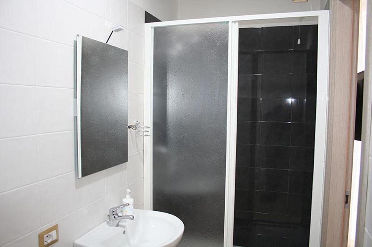 Shower, rainfall showerhead, free toiletries, hair dryer