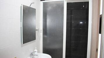 Shower, rainfall showerhead, free toiletries, hair dryer