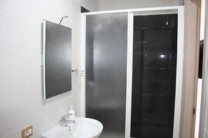 Chuveiro, chuveiro com efeito de chuva, produtos de toalete grátis 