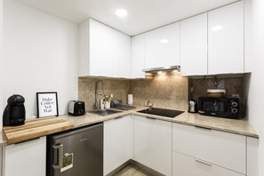 Apartment, 1 Bedroom | Private kitchenette | Full-sized fridge, microwave, oven, stovetop - Alfama Premium Apartment (Lisbon)