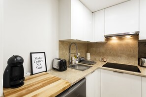 Appartement, 1 chambre | Coin cuisine privé | Grand réfrigérateur, micro-ondes, four, plaque de cuisson