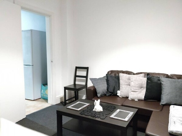 House, 4 Bedrooms, Non Smoking | Living area