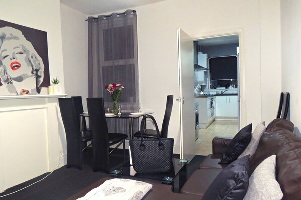 House, 4 Bedrooms, Non Smoking | Living area