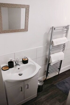 House, 4 Bedrooms, Non Smoking | Bathroom