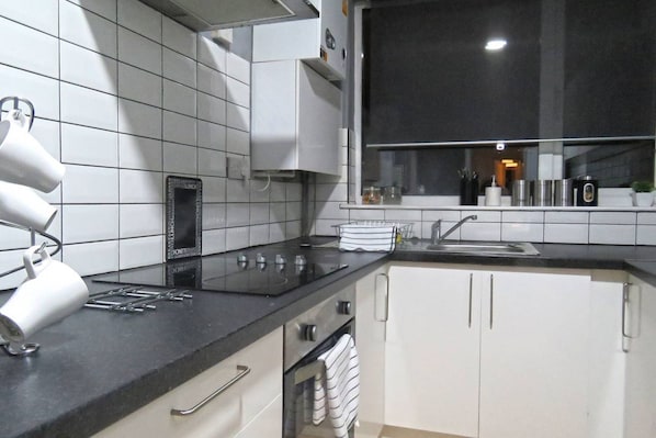 House, 4 Bedrooms, Non Smoking | Private kitchen