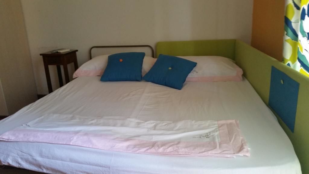 Dreibettzimmer, Kochnische | Schreibtisch, Verdunkelungsvorhänge, Bügeleisen/Bügelbrett