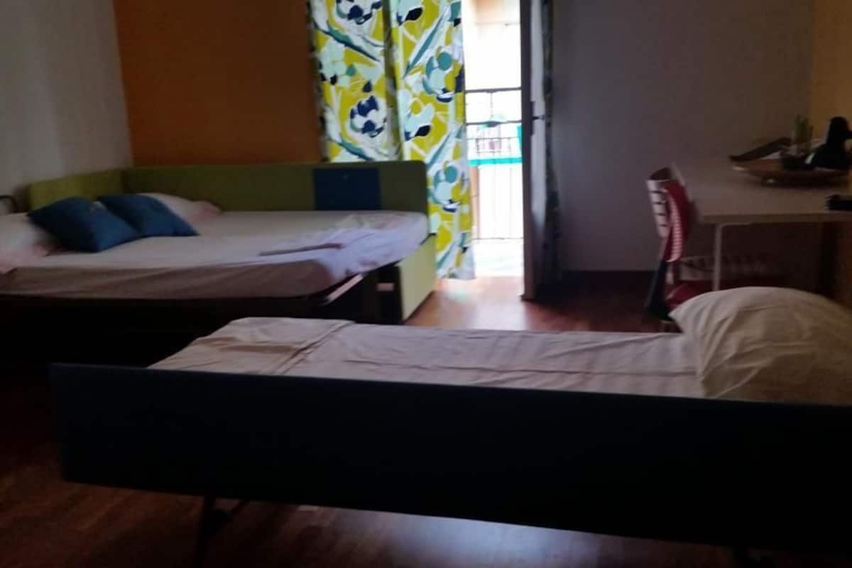 Habitación triple, cocineta | Escritorio, cortinas blackout y tabla de planchar con plancha