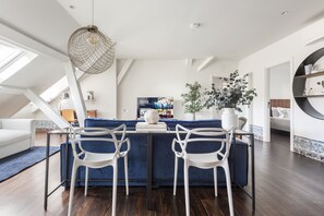 Leilighet – deluxe, 3 soverom, 2 bad, byutsikt | Oppholdsområde | En 55-tommers Flatskjerm-TV med kabel-kanaler samt TV og nettbrett