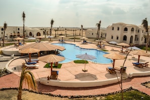 室外泳池;泳池傘、躺椅