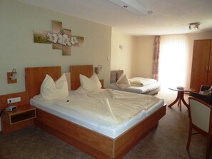 Standard Triple Room | In-room safe, blackout drapes, free WiFi, bed sheets - Pension Haus Waldfrieden (Willingen)