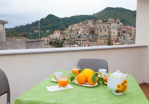 Outdoor dining - B&B Palazzo Mantegna (Gioiosa Ionica)