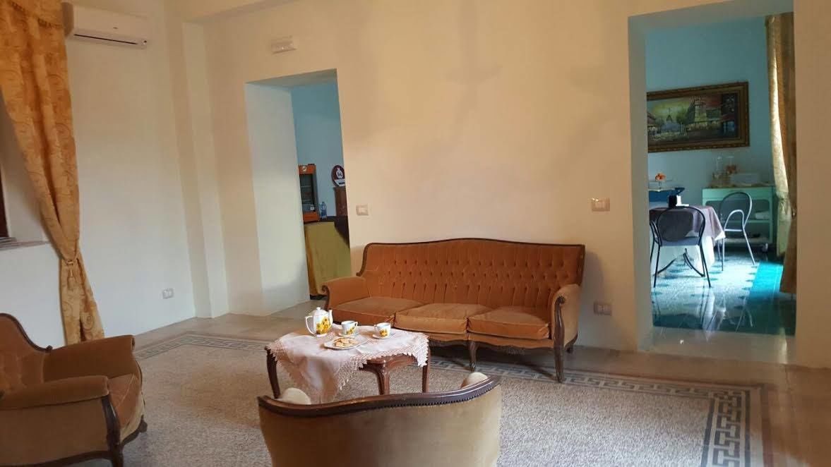 Un salon comprenant un canapé, une table basse et un coin repas avec des chaises et une table.