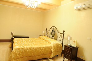 Quadruple Room (Santa Caterina) | In-room safe, soundproofing, free WiFi - B&B Palazzo Mantegna (Gioiosa Ionica)