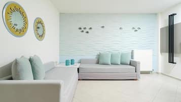 Suite – deluxe, 1 soverom | Oppholdsområde | Flatskjerm-TV