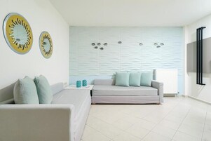 Deluxe Suite, 1 Bedroom | Living area