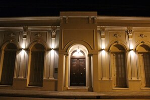 Bagian depan properti - sore/malam