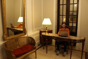 Quầy tiếp tân