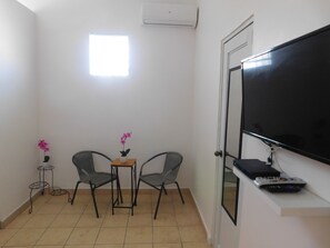 Iron/ironing board, free WiFi, bed sheets - Henry's GuestHouse - Hostel (San Juan)